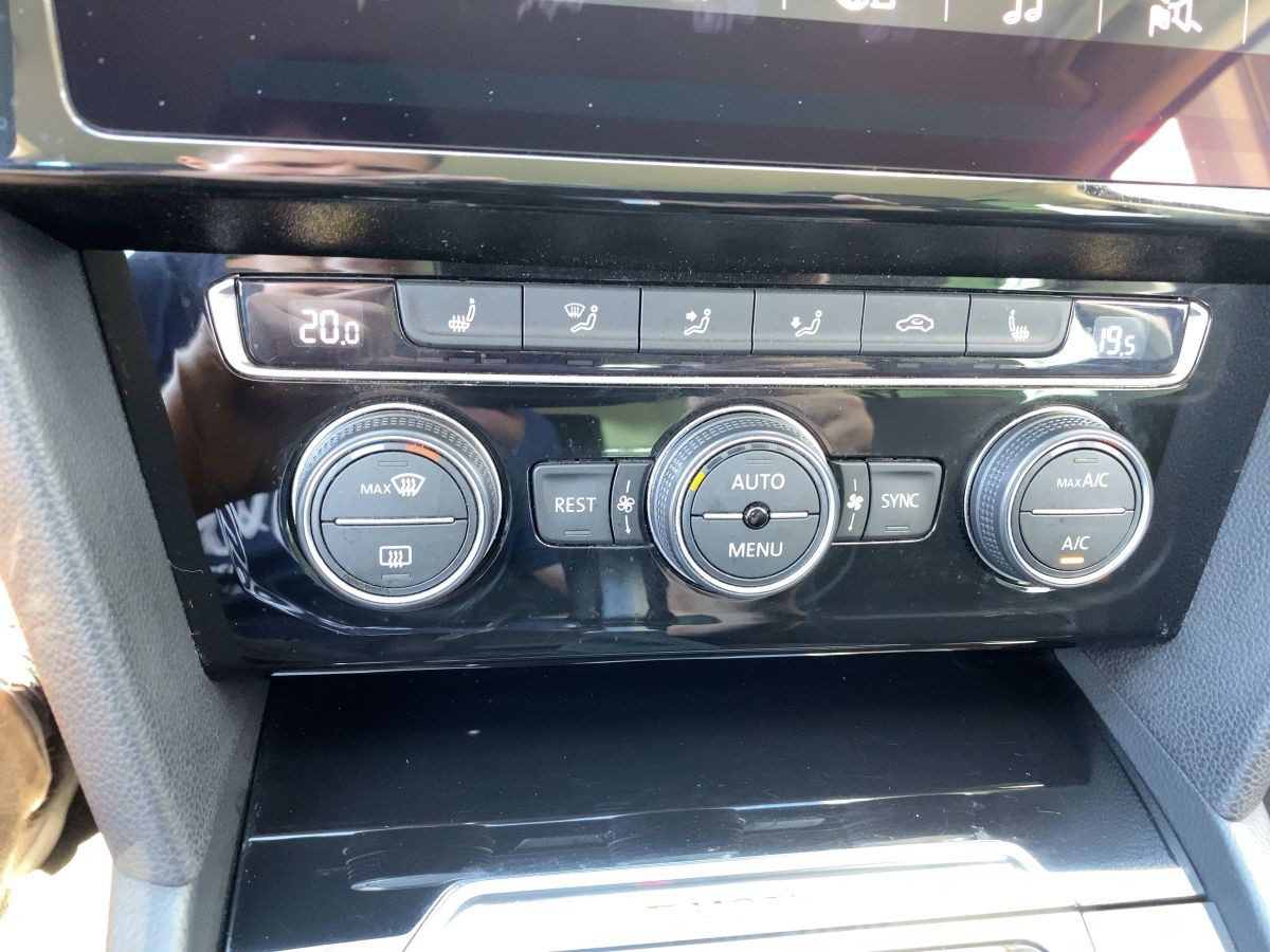 Passat Variant 2.0 TDI DSG Highline R-Line 4M DCC ACC LED Kamera Navi Keyless Bluet.