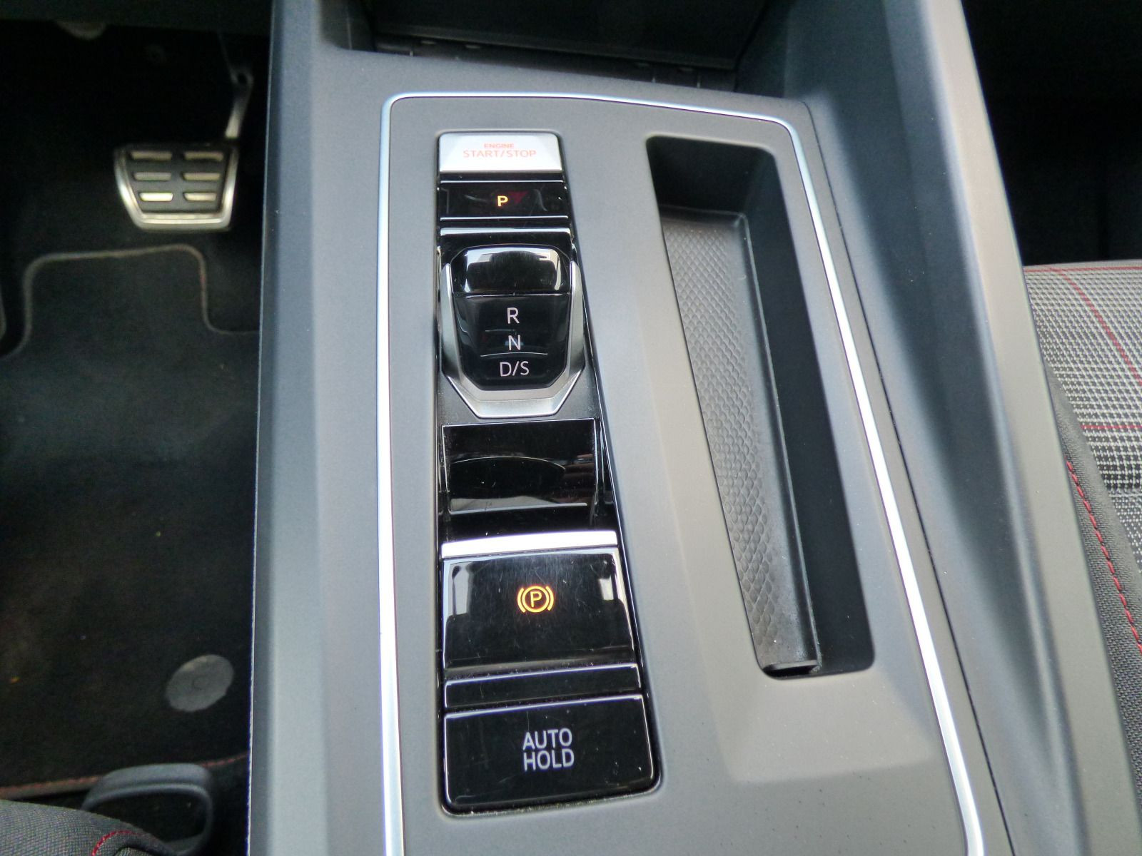 Golf VIII GTI 2.0 TSI DSG ACC Navi LED-Matrix Kamera Side Ass Keyless Bluet. Sitzh.
