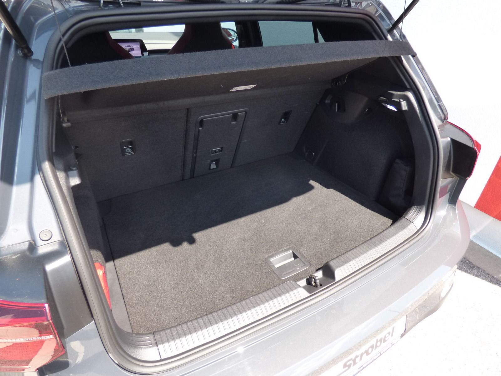 Golf VIII GTI 2.0 TSI DSG ACC Navi LED-Matrix Kamera Side Ass Keyless Bluet. Sitzh.
