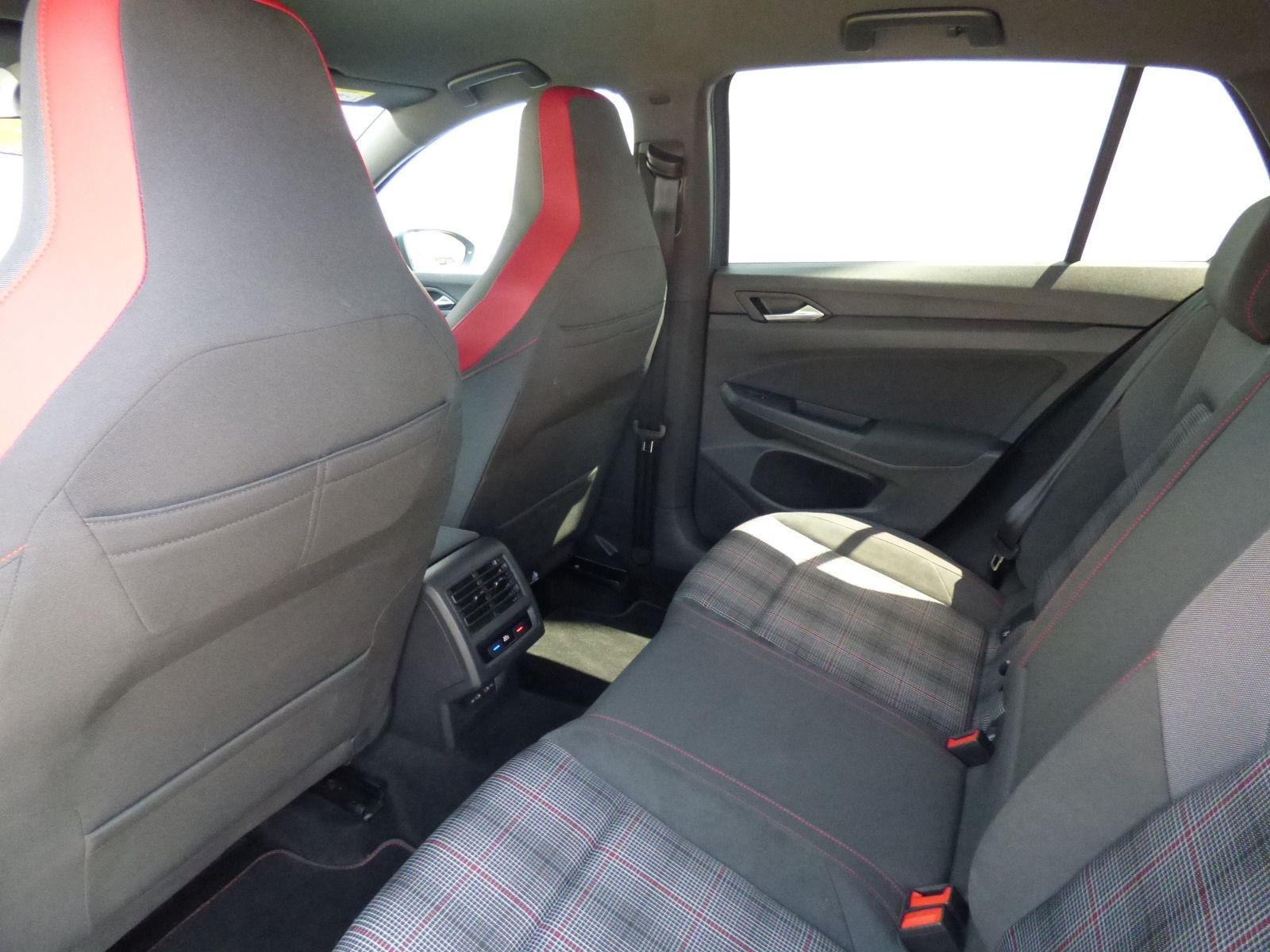 Golf VIII GTI 2.0 TSI DSG ACC Navi LED-Matrix Kamera Side Ass Keyless Bluet. Sitzh.