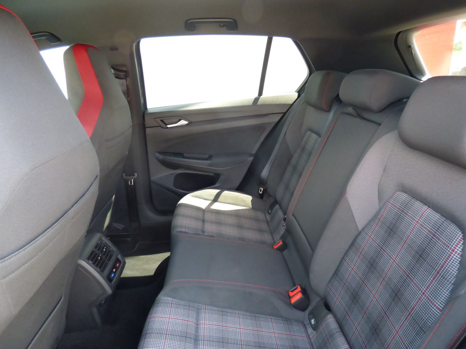 Golf VIII GTI 2.0 TSI DSG ACC Navi LED-Matrix Kamera Side Ass Keyless Bluet. Sitzh.