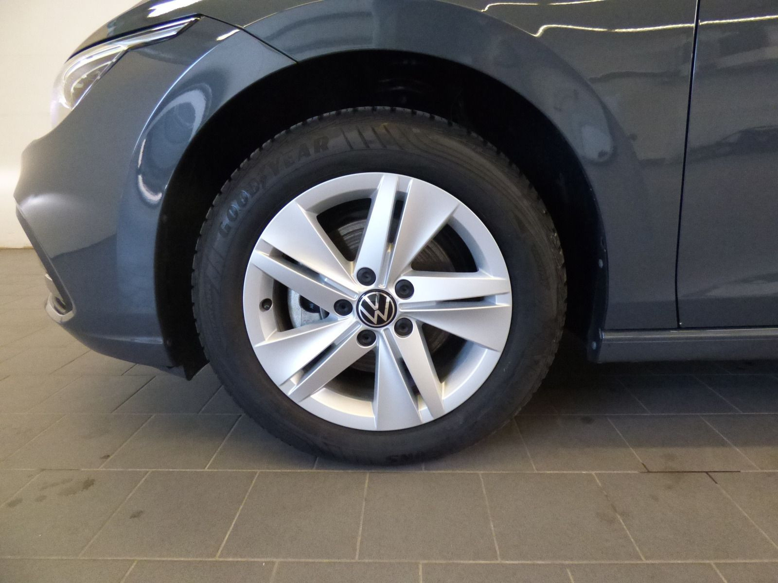 Golf VIII 1.0 eTSI DSG Life AHK ACC LED Lane-Ass Navi 