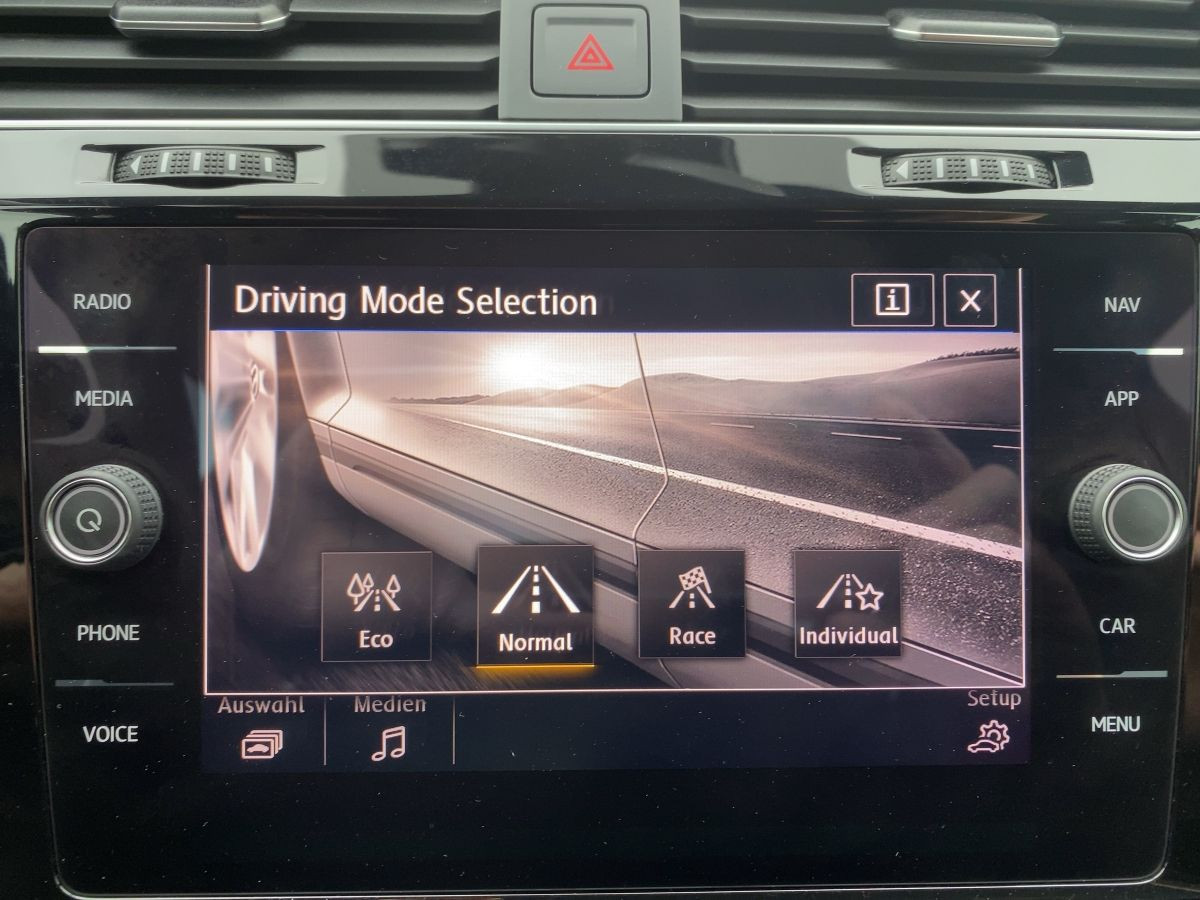 Golf VII R 2.0 TFSI 4M Navi LED Kamera Bluet. Parkp. Sitzh. Front Ass. Climatronic