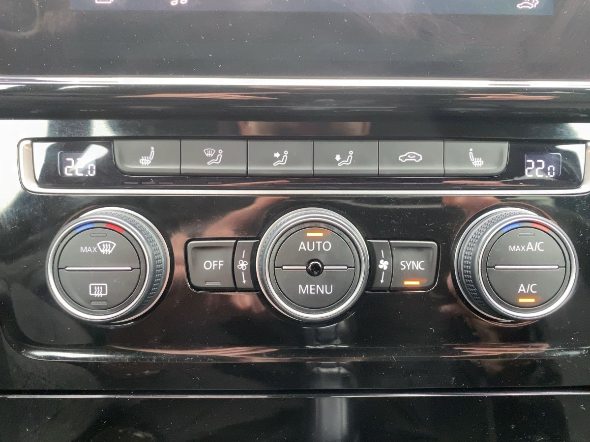 Golf VII R 2.0 TFSI 4M Navi LED Kamera Bluet. Parkp. Sitzh. Front Ass. Climatronic