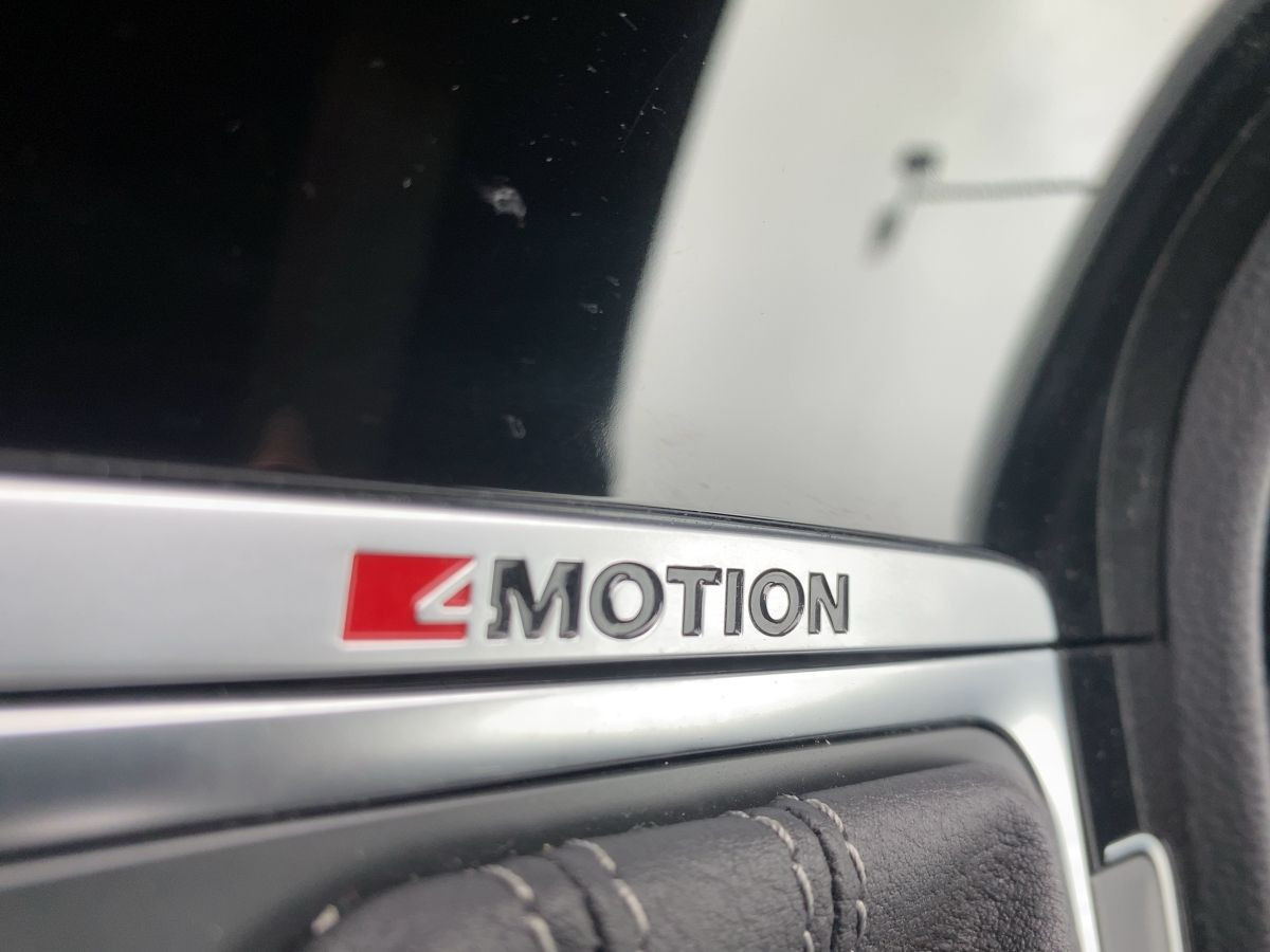 Golf VII R 2.0 TFSI 4M Navi LED Kamera Bluet. Parkp. Sitzh. Front Ass. Climatronic