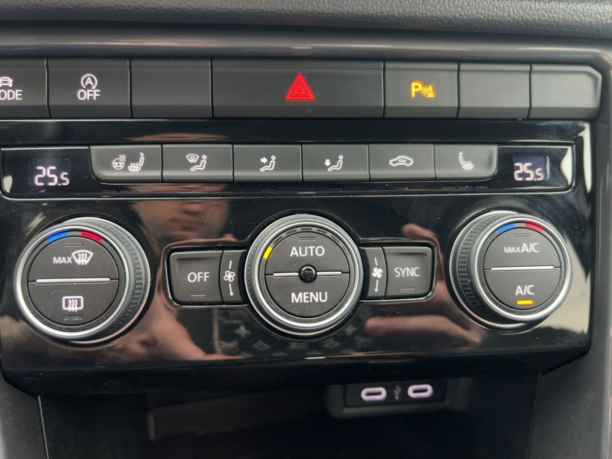 T-Roc 1.5 TSI DSG Sport R-line ACC LED Navi Lane-Ass Bluet.