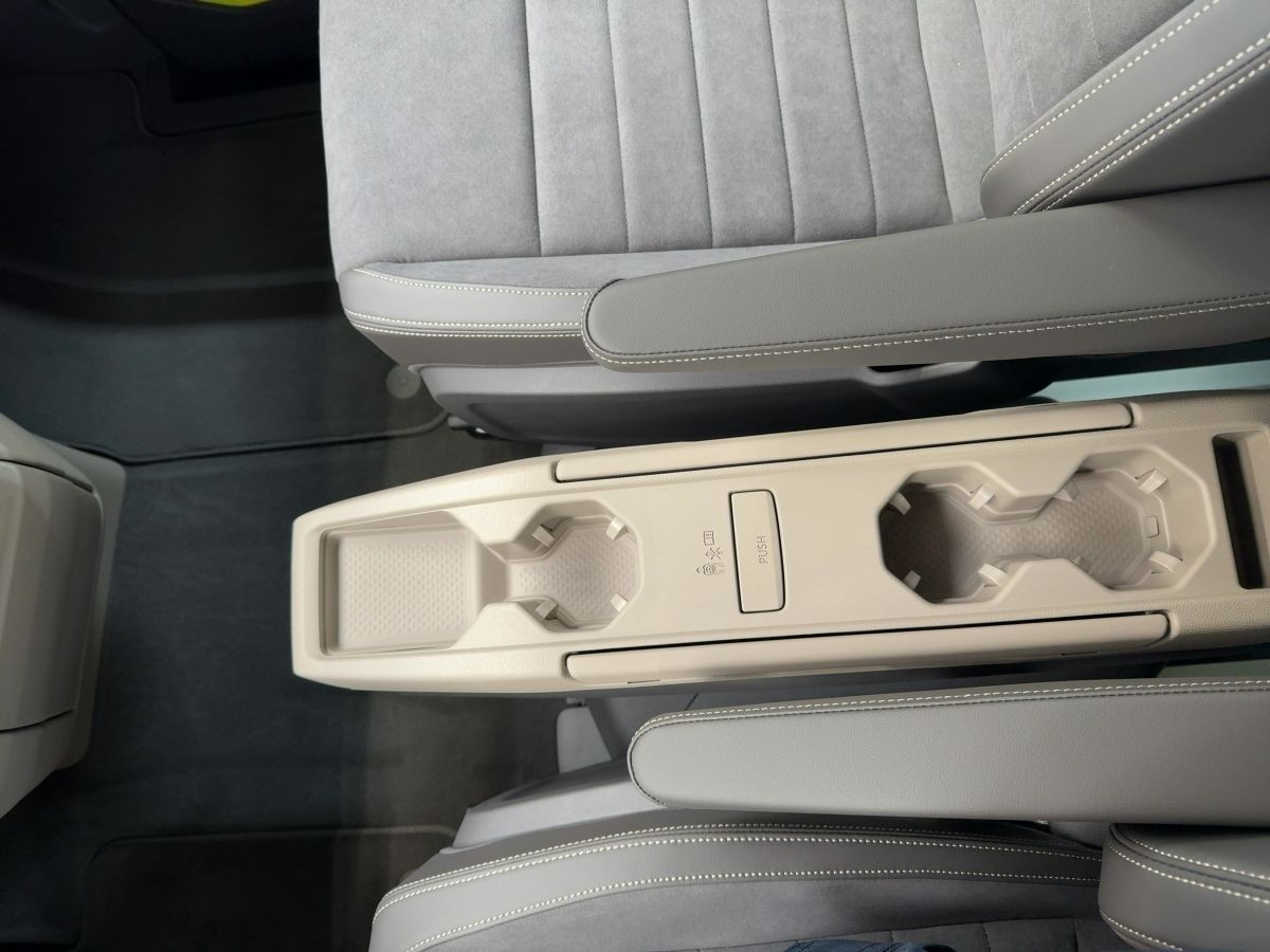 Multivan Style 2.0 TDI DSG*ACC*AHK*IQ.LIGHT*WR*NAVI