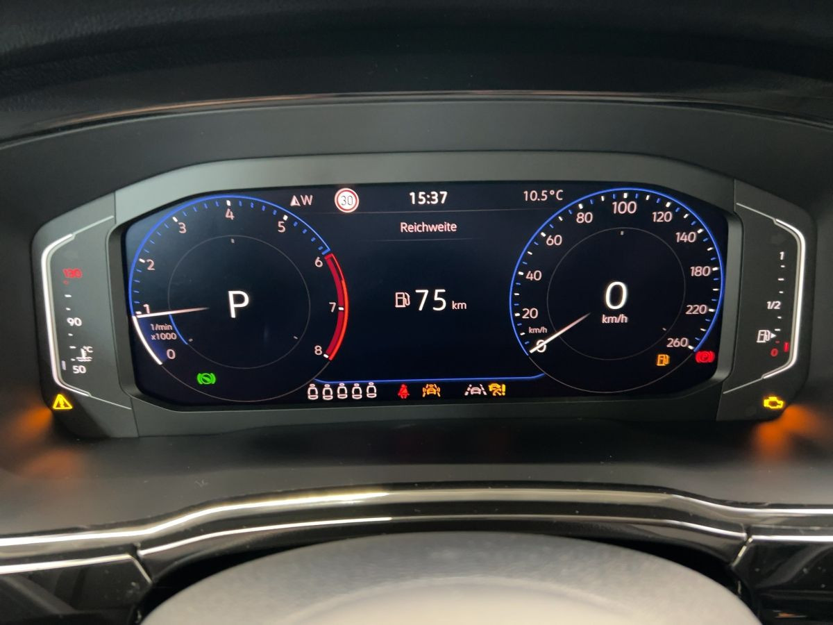 Touran Highline 1,5 l TSI 110 kW DSG*AHK*Navi*WR