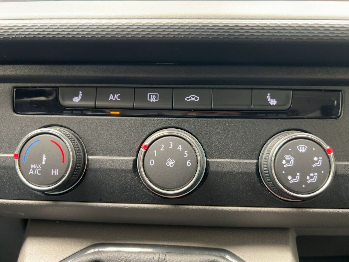 Transporter Kombi T6.1 2.0 TDI 4M 8-Sitze ACC Navi LED Parkp. Lane Ass. Klima Bluet. Sitzh.