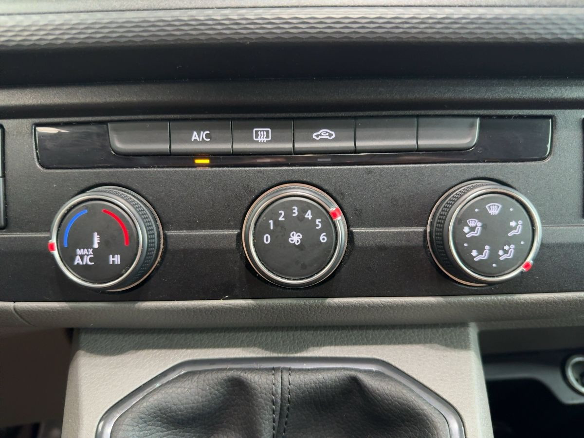 T6.1 Kombi T6.1 2.0 TDI 4M 9-Sitze Navi Parkp. Klima DAB+ Bluet.