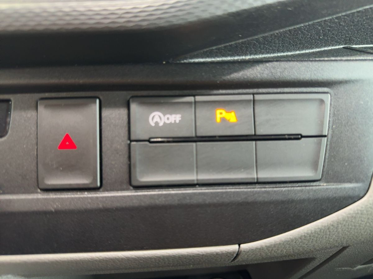 T6.1 Kombi T6.1 2.0 TDI 4M 9-Sitze Navi Parkp. Klima DAB+ Bluet.