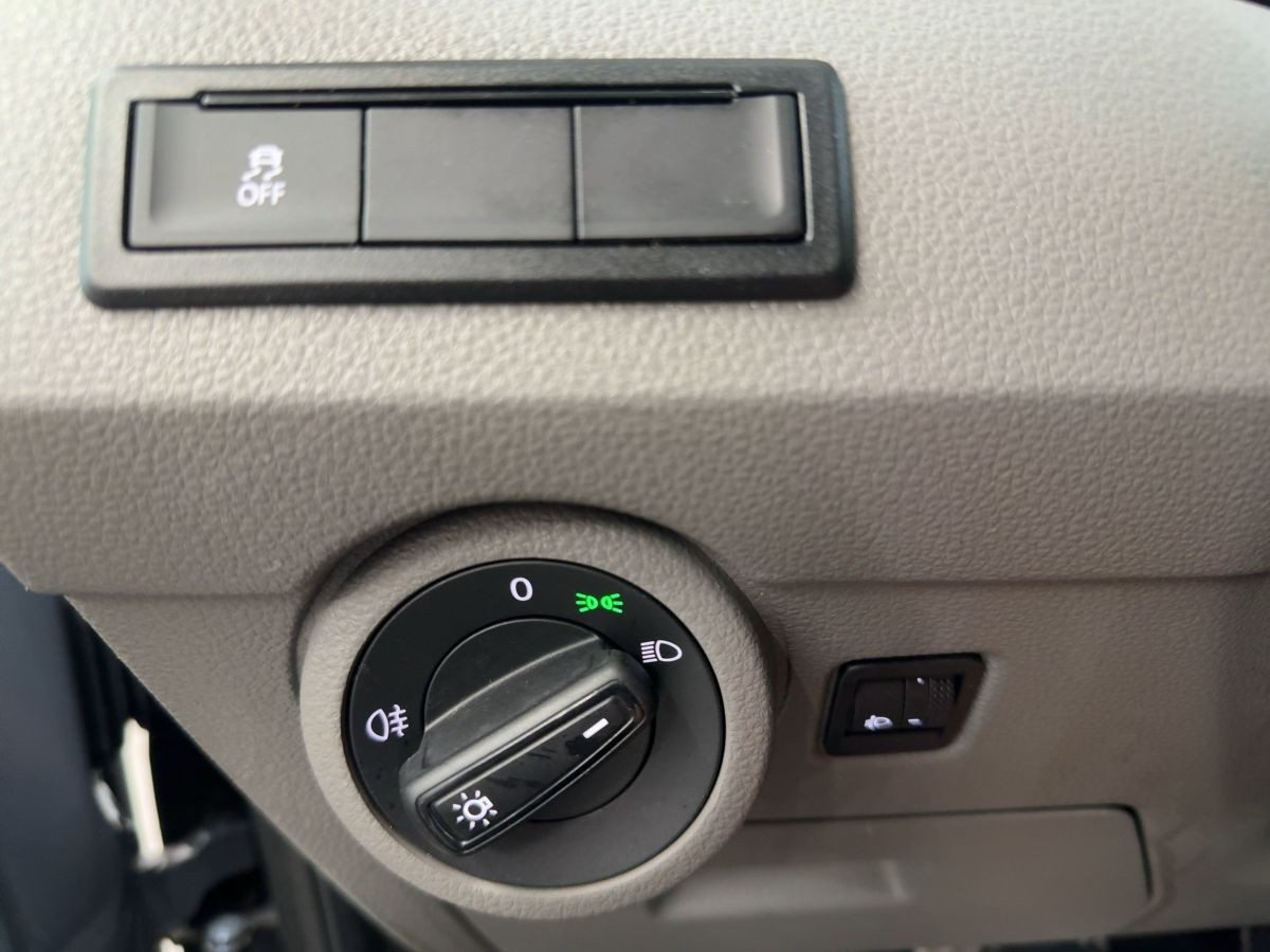 T6.1 Kombi T6.1 2.0 TDI 4M 9-Sitze Navi Parkp. Klima DAB+ Bluet.