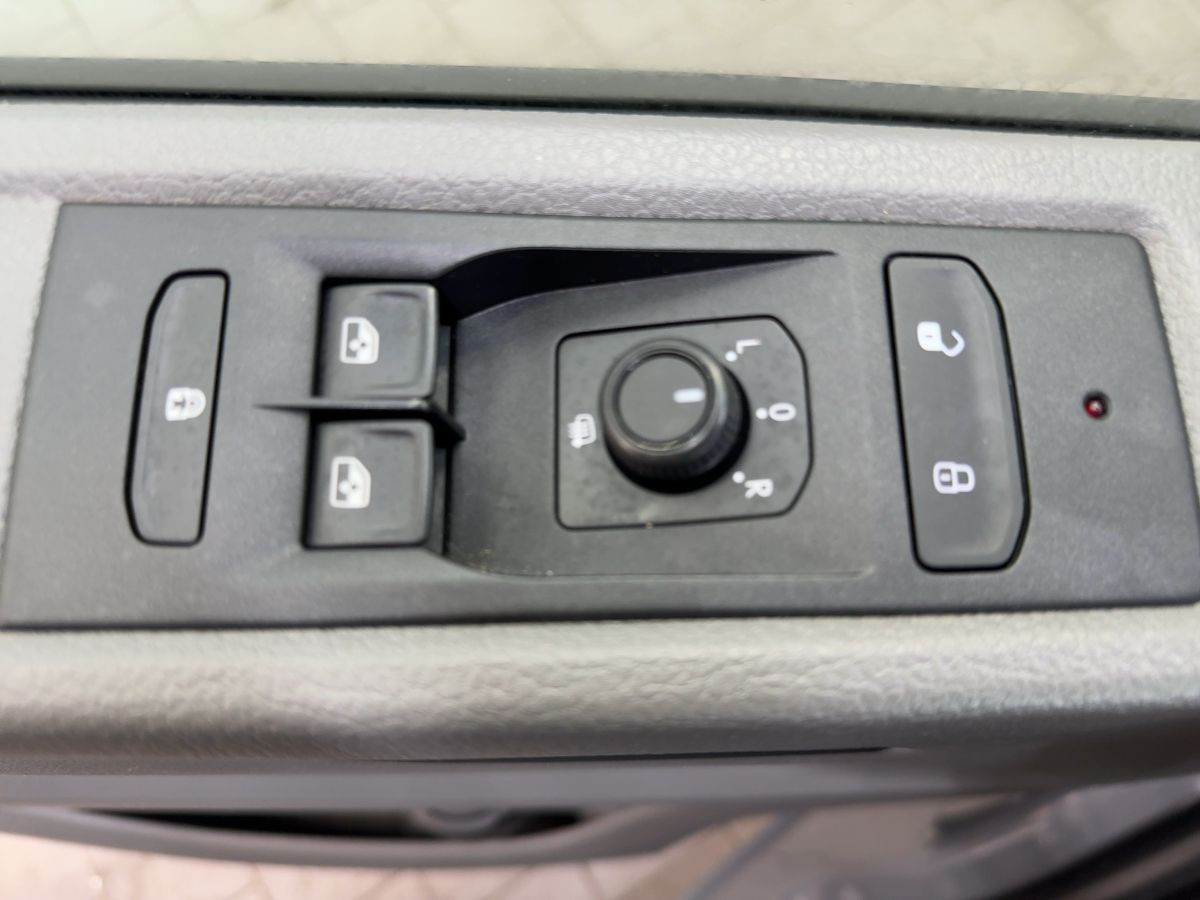 T6.1 Kombi T6.1 2.0 TDI 4M 9-Sitze Navi Parkp. Klima DAB+ Bluet.