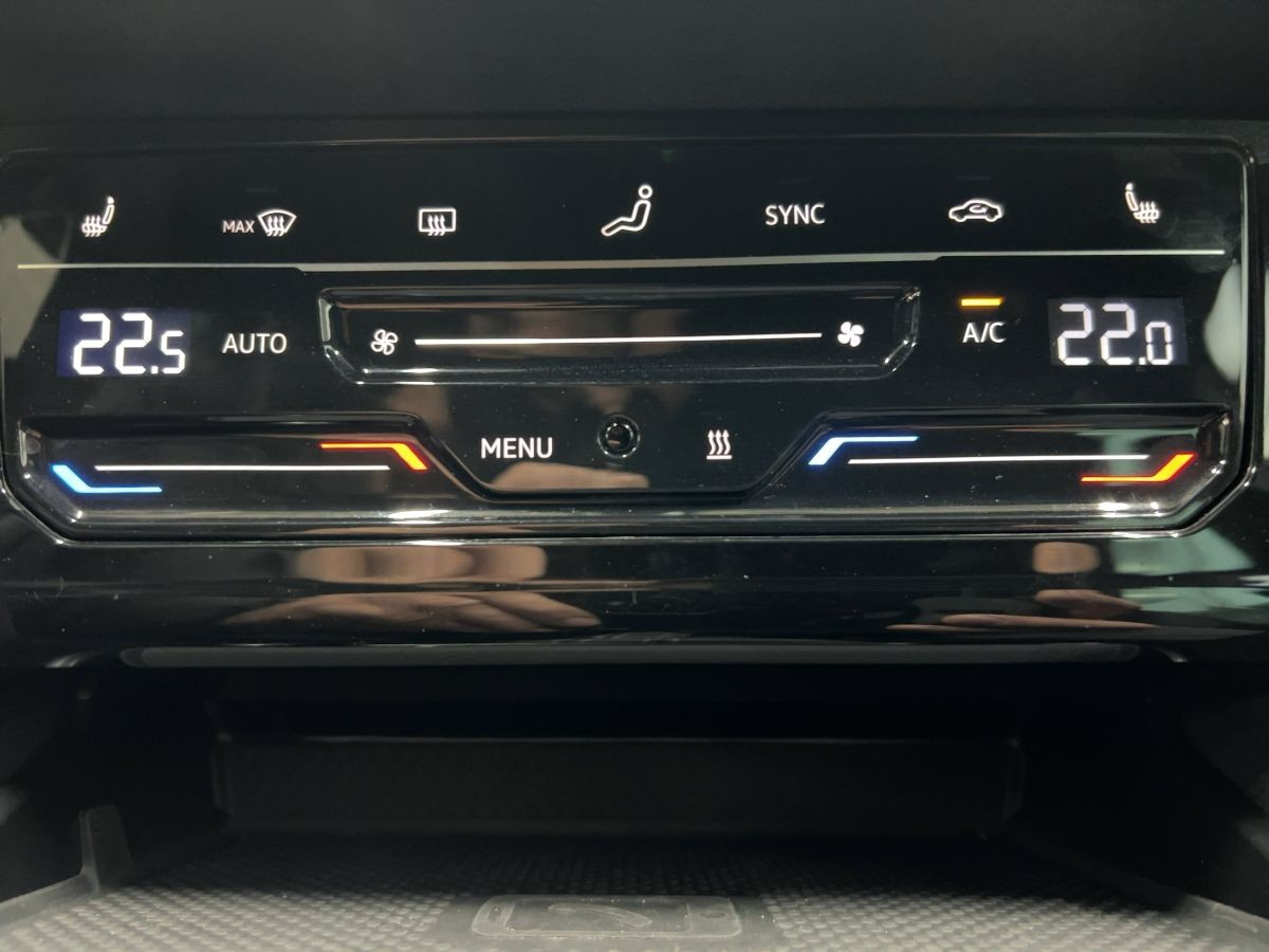 Passat Variant 2.0 TDI DSG Elegance R-Line 1,99% ACC AHK Leder Navi LED-Matrix Standh.