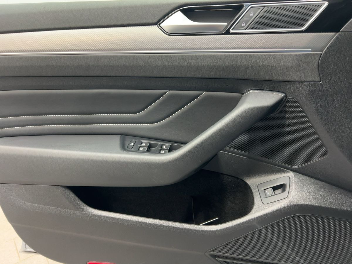 Passat Variant 2.0 TDI DSG Elegance R-Line 1,99% ACC AHK Leder Navi LED-Matrix Standh.