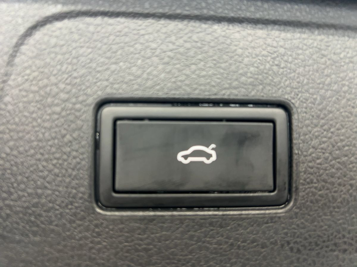 Passat Variant 2.0 TDI DSG Elegance R-Line 1,99% ACC AHK Leder Navi LED-Matrix Standh.