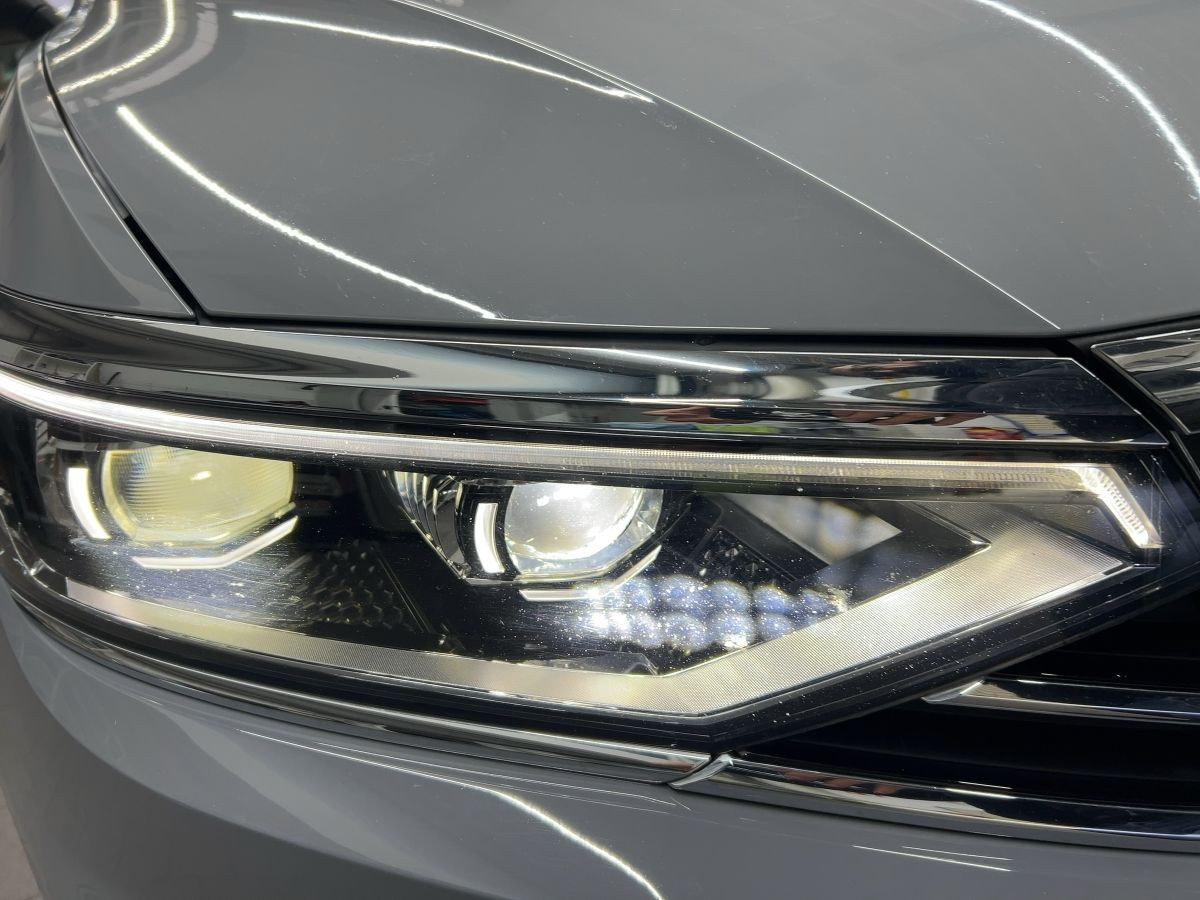 Passat Variant 2.0 TDI DSG Elegance R-Line 1,99% ACC AHK Leder Navi LED-Matrix Standh.