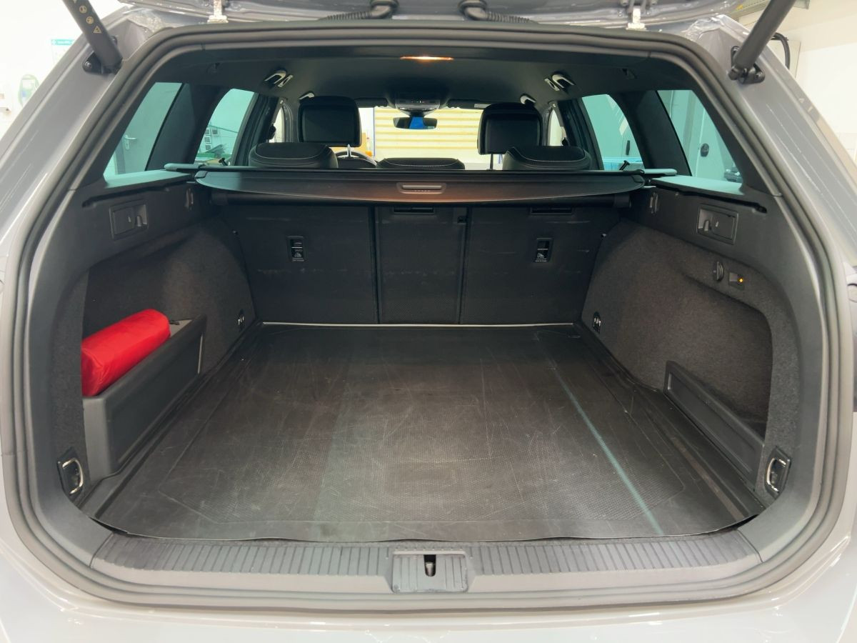 Passat Variant 2.0 TDI DSG Elegance R-Line 1,99% ACC AHK Leder Navi LED-Matrix Standh.