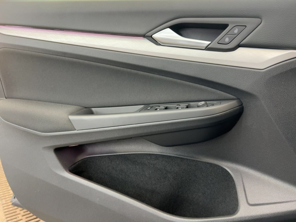 Golf VIII Variant 1.5 eTSI DSG Life ab 3,99% ACC Navi LED-Matrix Einparkh. Keyless Side Ass.