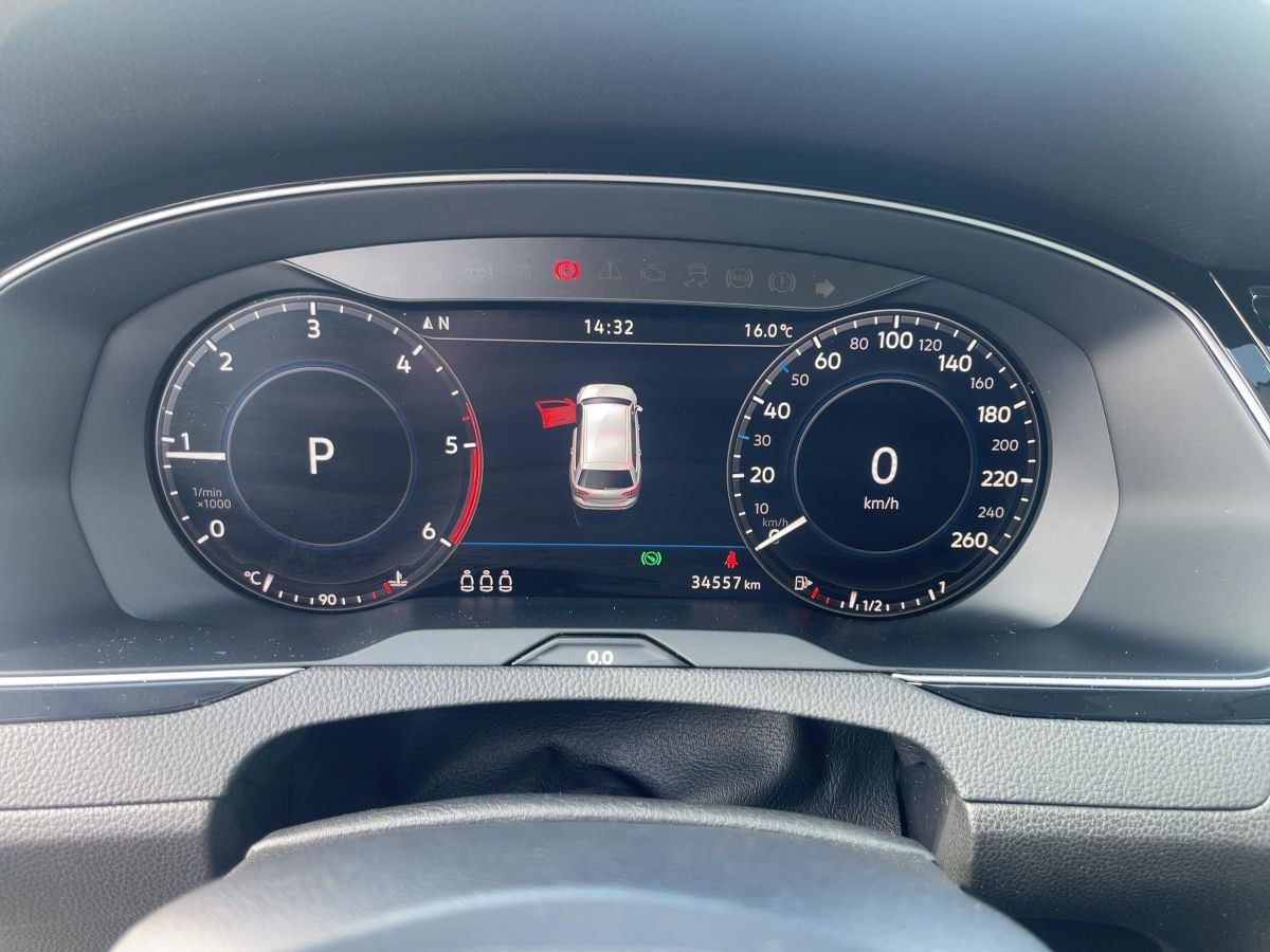 Passat Variant 2.0 TDI DSG 4M Highline ACC DCC LED Navi Standh. Pano Kamera Keyless