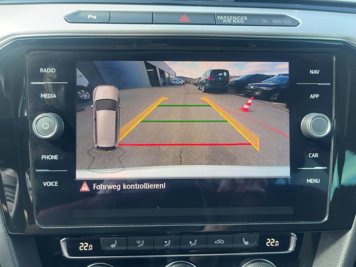 Passat Variant 2.0 TDI DSG 4M Highline ACC DCC LED Navi Standh. Pano Kamera Keyless