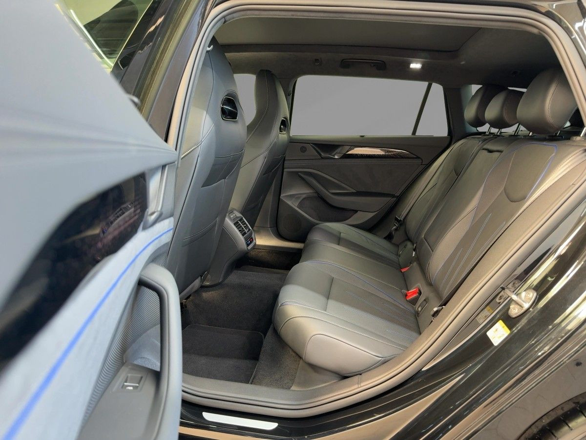 Passat Variant 2.0 TDI DSG 4M R-Line ab 3,99% AHK DCC Navi LED-Matrix Pano Leder Keyless