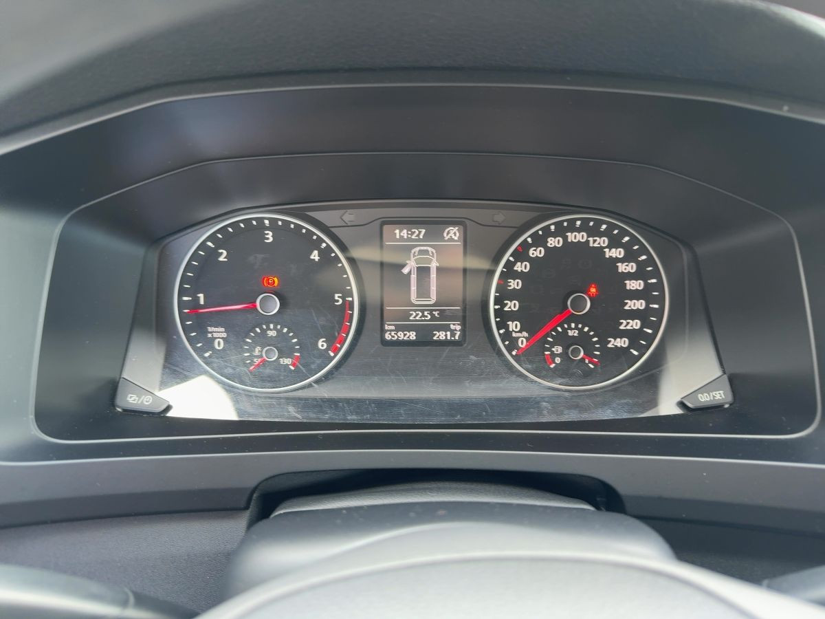 T6 Kombi T6 2.0 TDI LR 9-Sitze Navi Klima Bluet. Parkp. elektr. Spiegel + FH